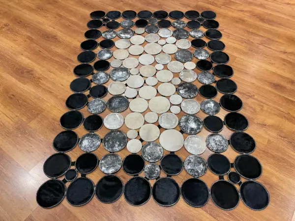 Puantiyeli Deri Halı 1